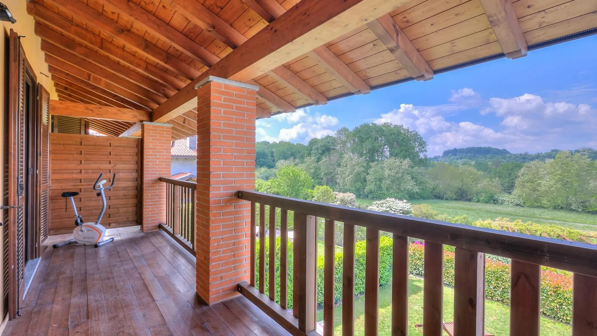 Miralago Lake View Outside Whirlpool - Happy Rentals Ispra